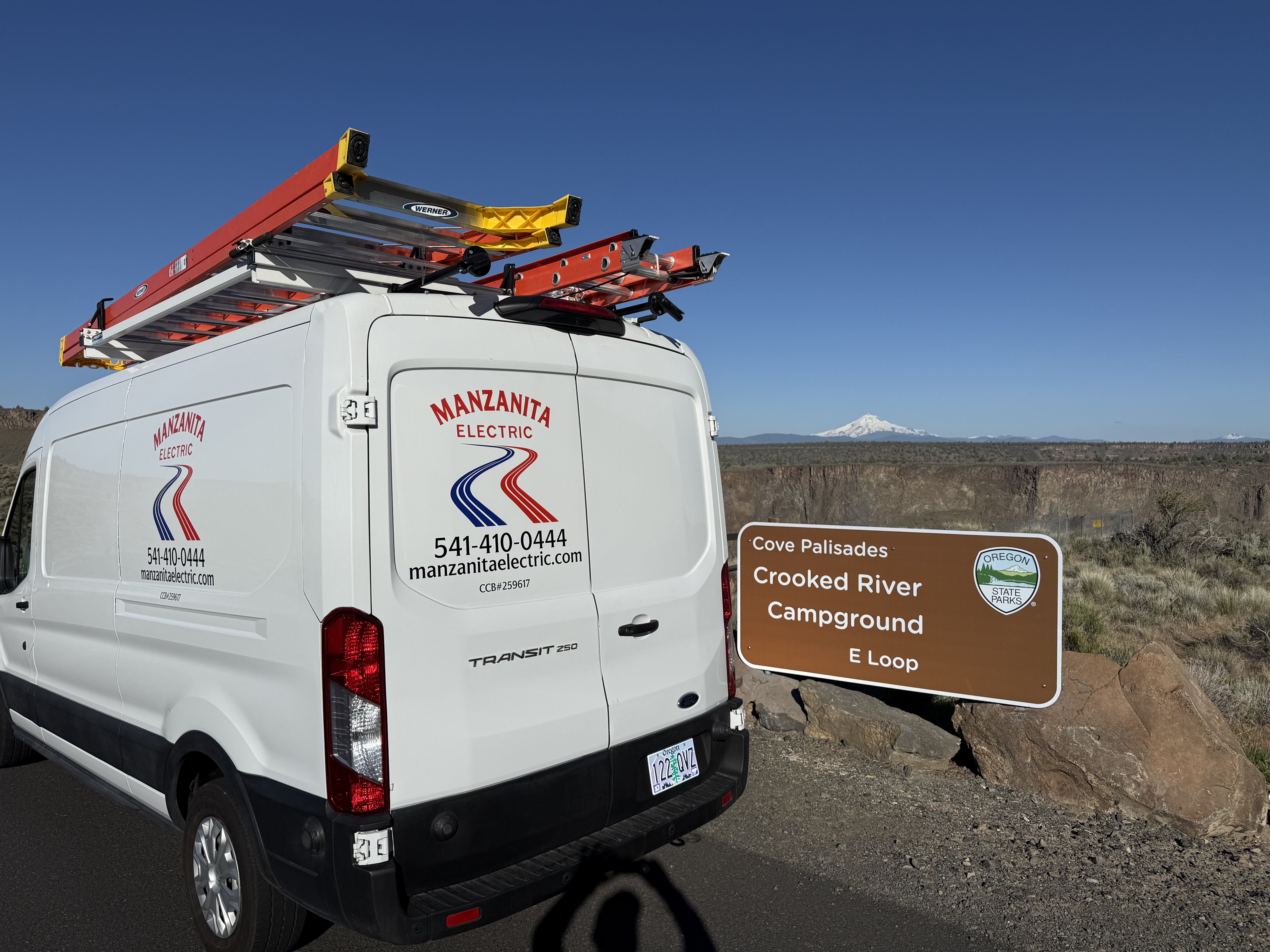 Manzanita Electric service truck on an emergency electrical call in Central Oregon